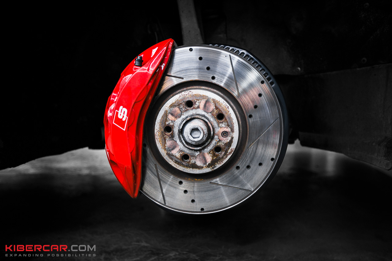 Штатный тормозной диск и красный суппорт на передней оси Audi S4 до замены на StopFlex