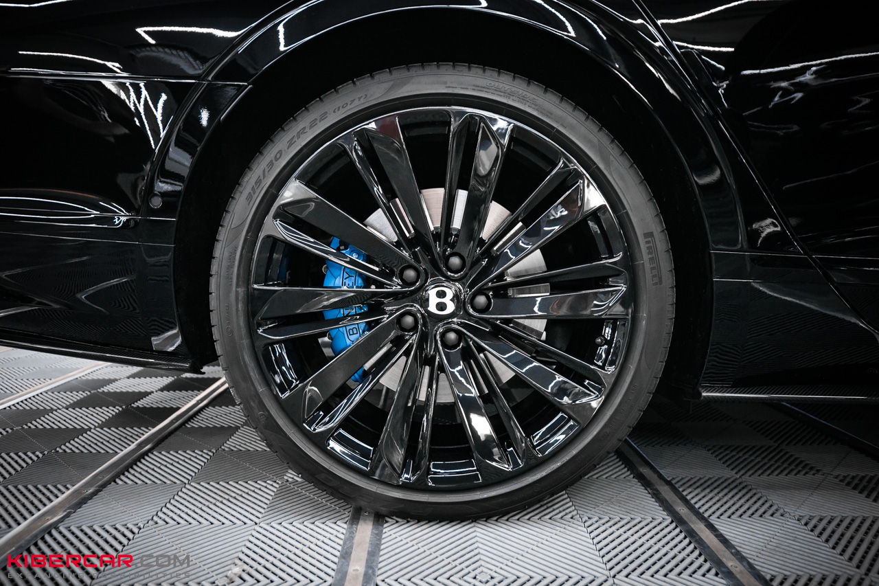 Черный диск Bentley с логотипом B и голубым суппортом, вид сбоку