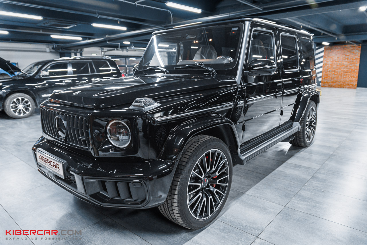 Mercedes-Benz G-Класс AMG в профиль в установочном центре KIBERCAR