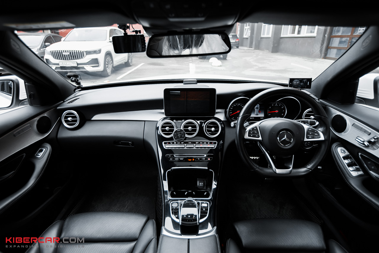 Праворульный Mercedes C-Class с интегрированной камерой обгона и видеорегистратором