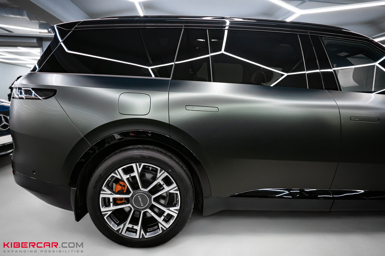 Матовая полиуретановая плёнка Lynk & Co 900