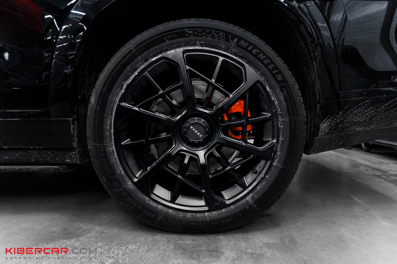 Заднее колесо Zeekr 9X с оранжевым суппортом Brembo после установки тормозов