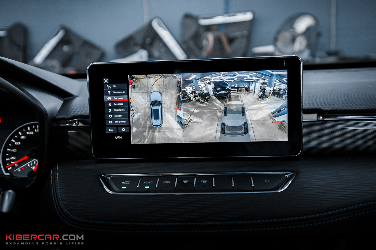 Экран мультимедиа Haval Jolion показывает 3D-модель автомобиля с видом сверху при парковке