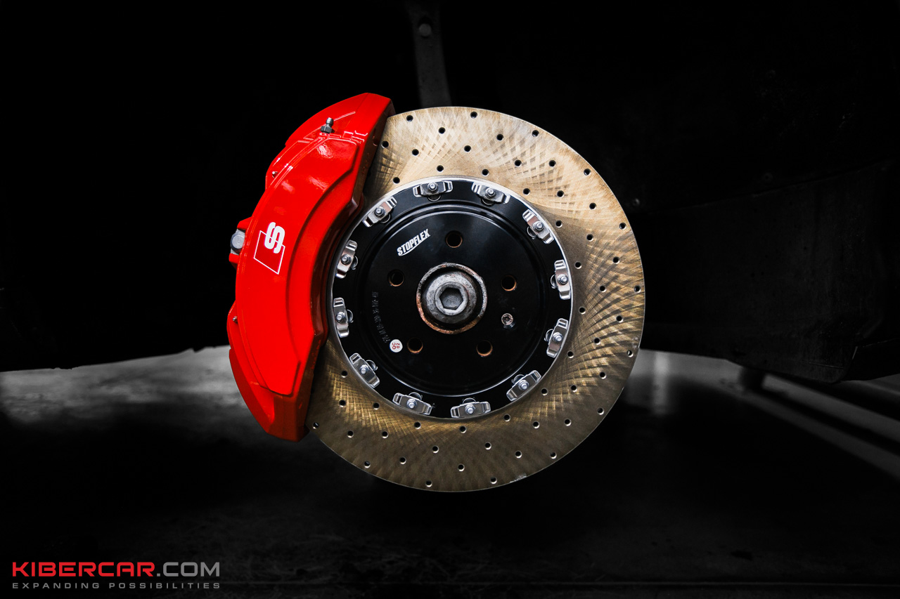 Красный суппорт Brembo с логотипом S и двухсоставной диск StopFlex на передней оси Audi S4