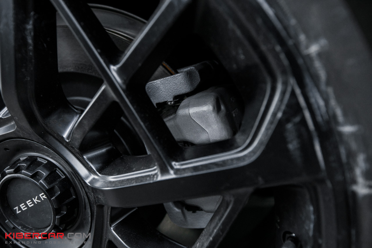 Zeekr 9X до установки тормозов Brembo (4).jpg