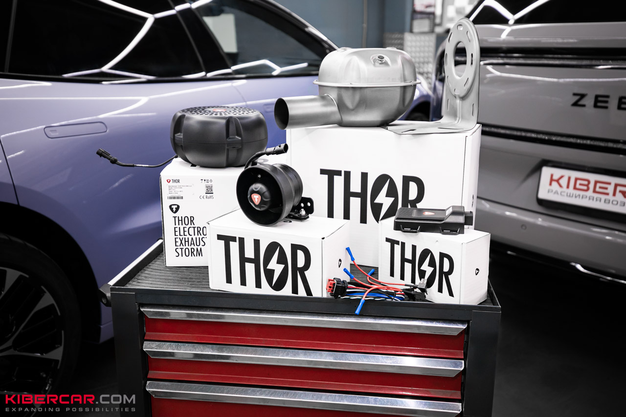 Три динамика системы активного выхлопа Thor на столе комплектация для Zeekr 9X