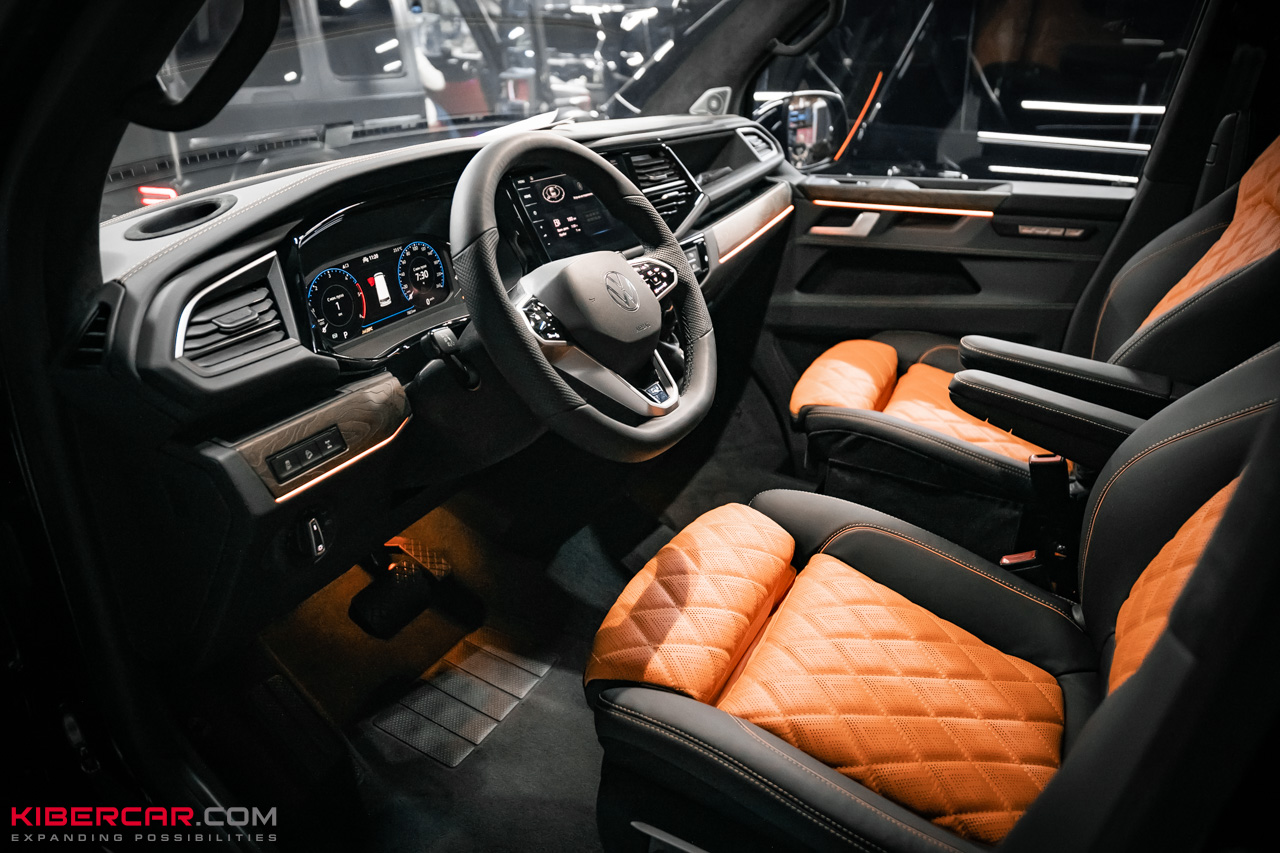 Интерьер VW Multivan после аквапринта теплый древесный тон перекликается с креслами