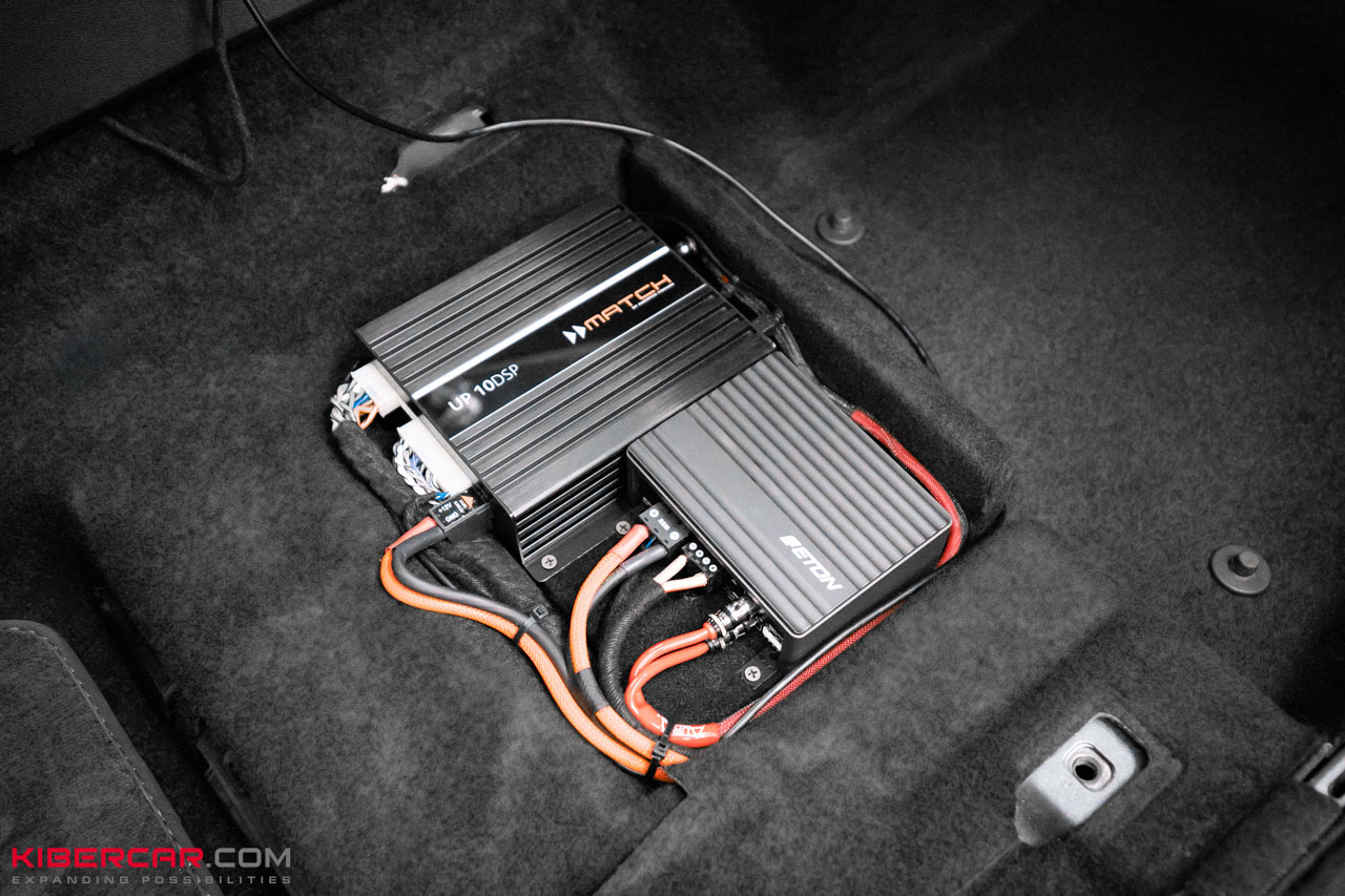 Моноблок Eton PA1 и усилитель Match скрыты под сиденьем в Audi A3