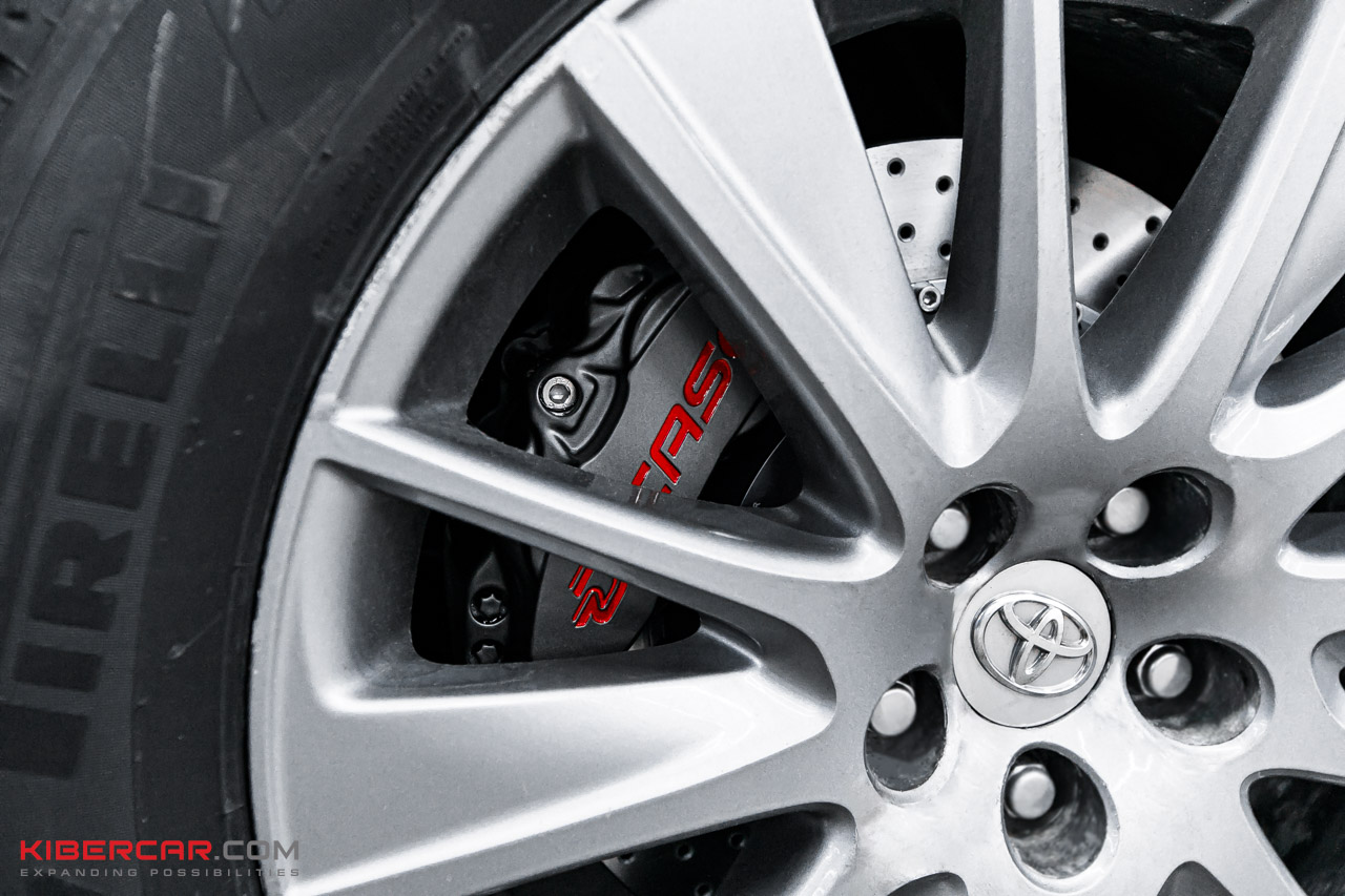 Toyota Highlander с новыми тормозами Dicase