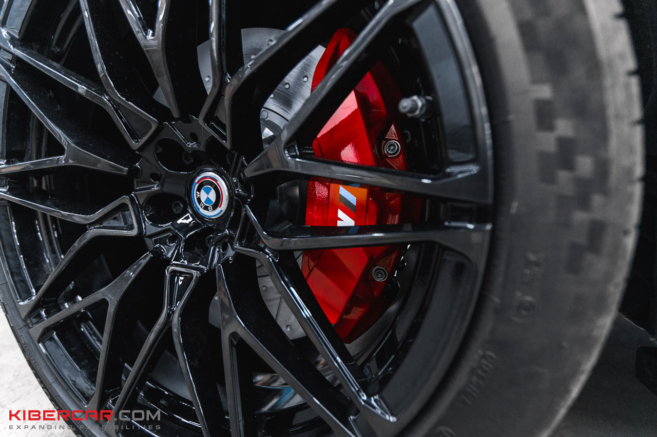 Красный суппорт Brembo M-Performance BMW X5 за спицами чёрного колёсного диска