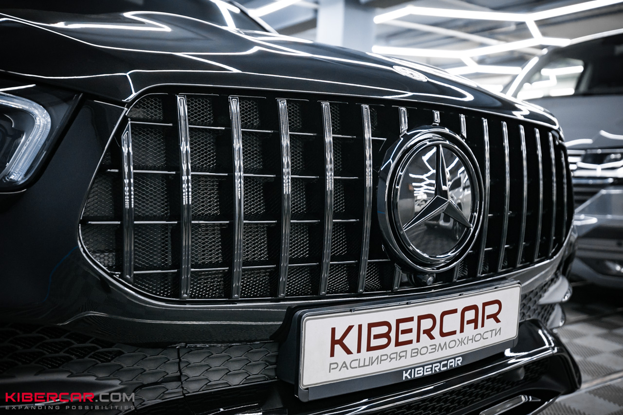 Черная решетка AMG с вертикальными ламелями и черной эмблемой Mercedes-Benz