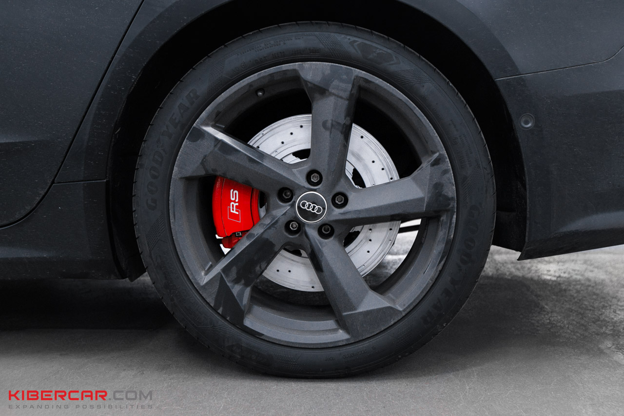Заднее колесо Audi A7 с красным суппортом RS и перфорированным диском Stopflex