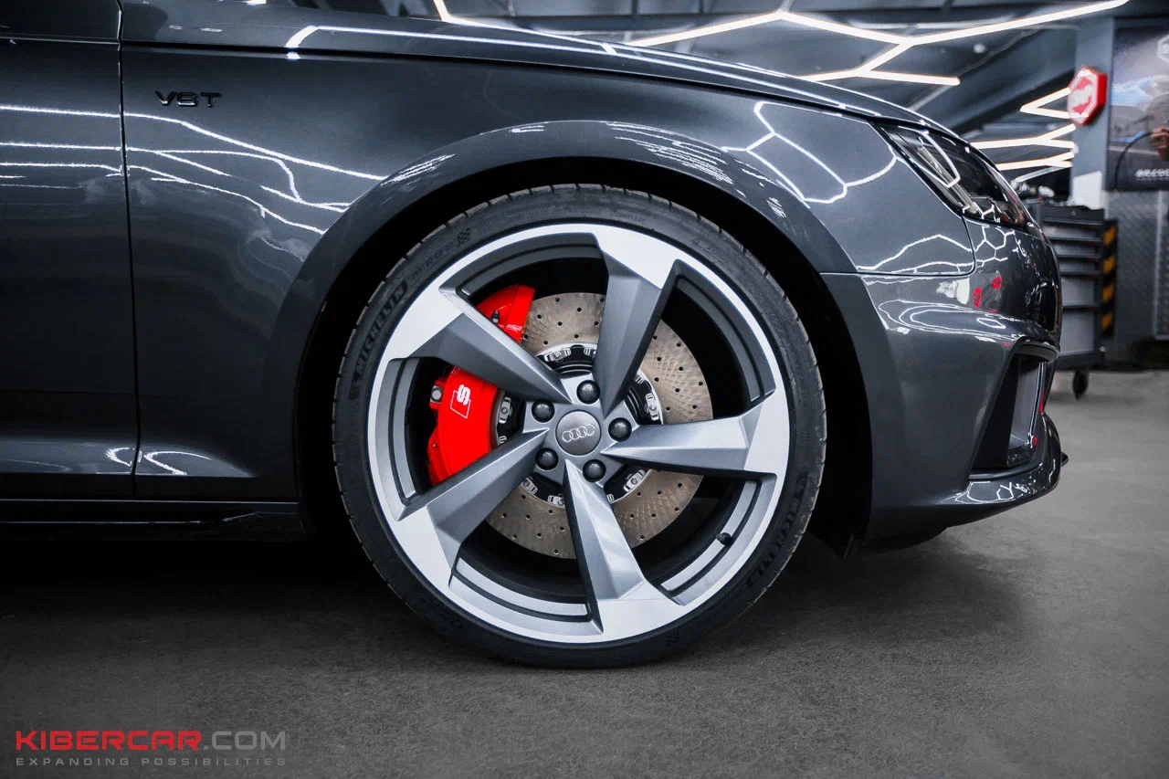 Переднее колесо Audi S4 с красным суппортом Brembo и перфорированным диском StopFlex за спицами диска