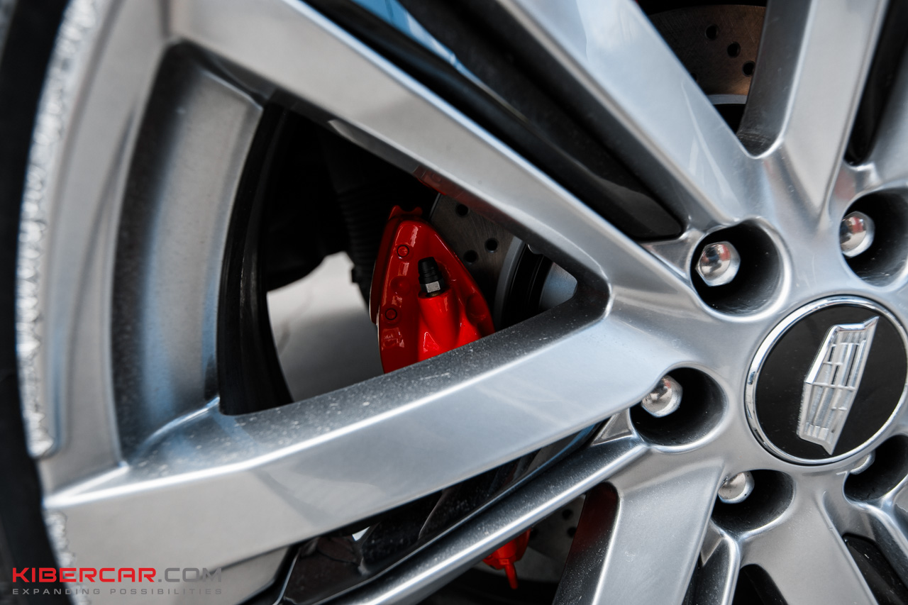 Крупный план сквозной перфорации на тормозном диске Brembo для Cadillac Escalade
