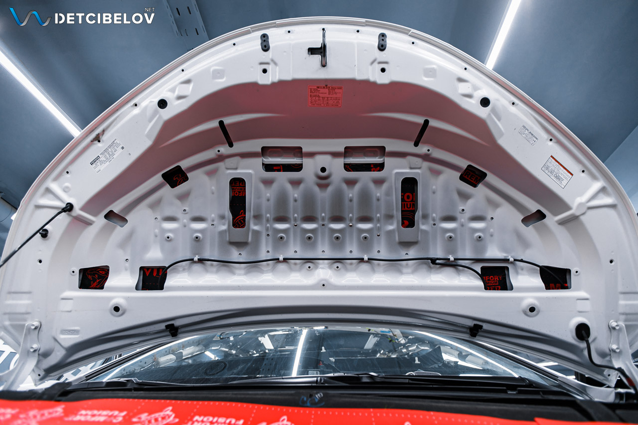 Шумка капота