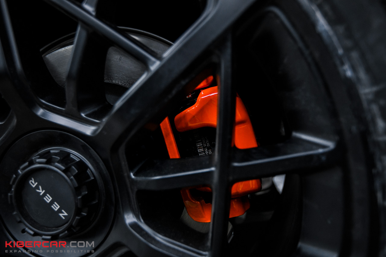 Оранжевый суппорт Brembo с маркировкой сквозь спицы диска Zeekr 9X крупным планом