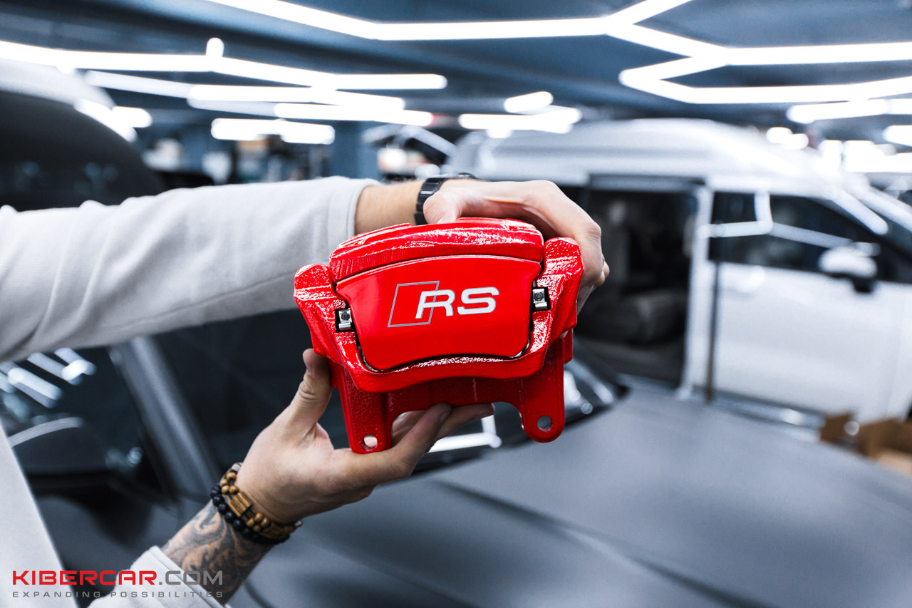 Красный суппорт Brembo RS крупным планом перед установкой на Audi A7