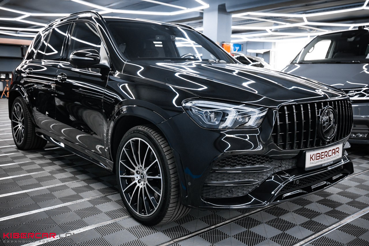 Mercedes-Benz GLE с черной решеткой AMG и черной эмблемой