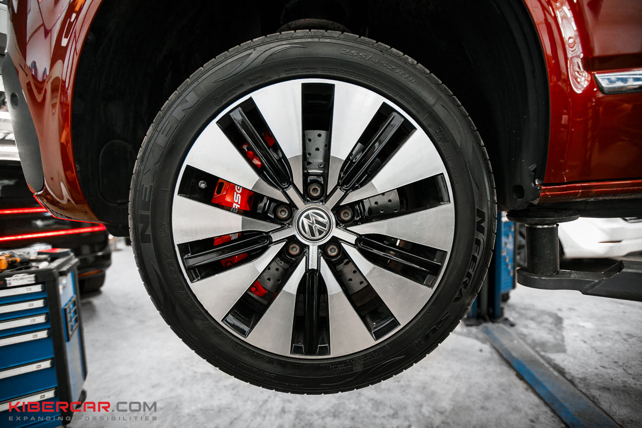 Переднее колесо Volkswagen Multivan с новым тормозным диском и красным суппортом Dicase