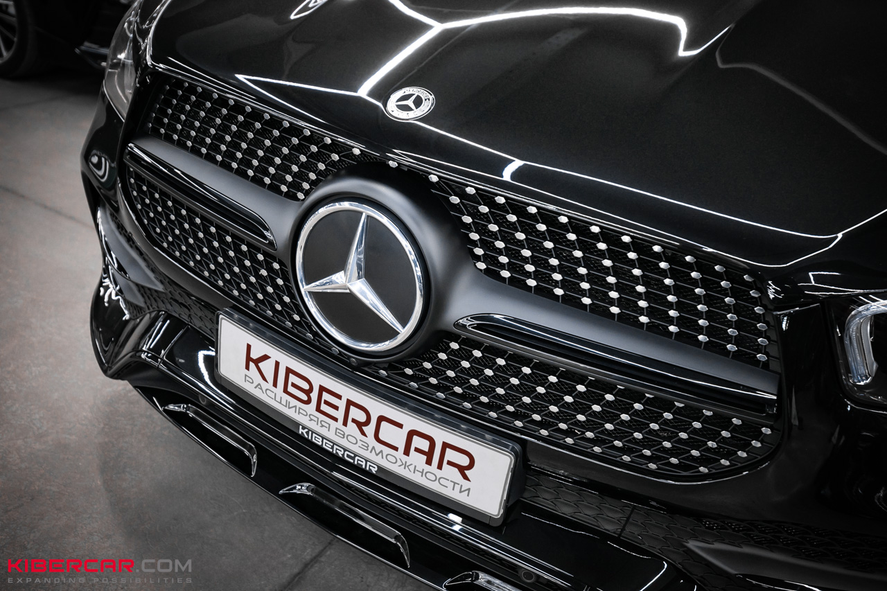 Передняя часть Mercedes-Benz GLE со штатной решеткой с ромбами до установки AMG
