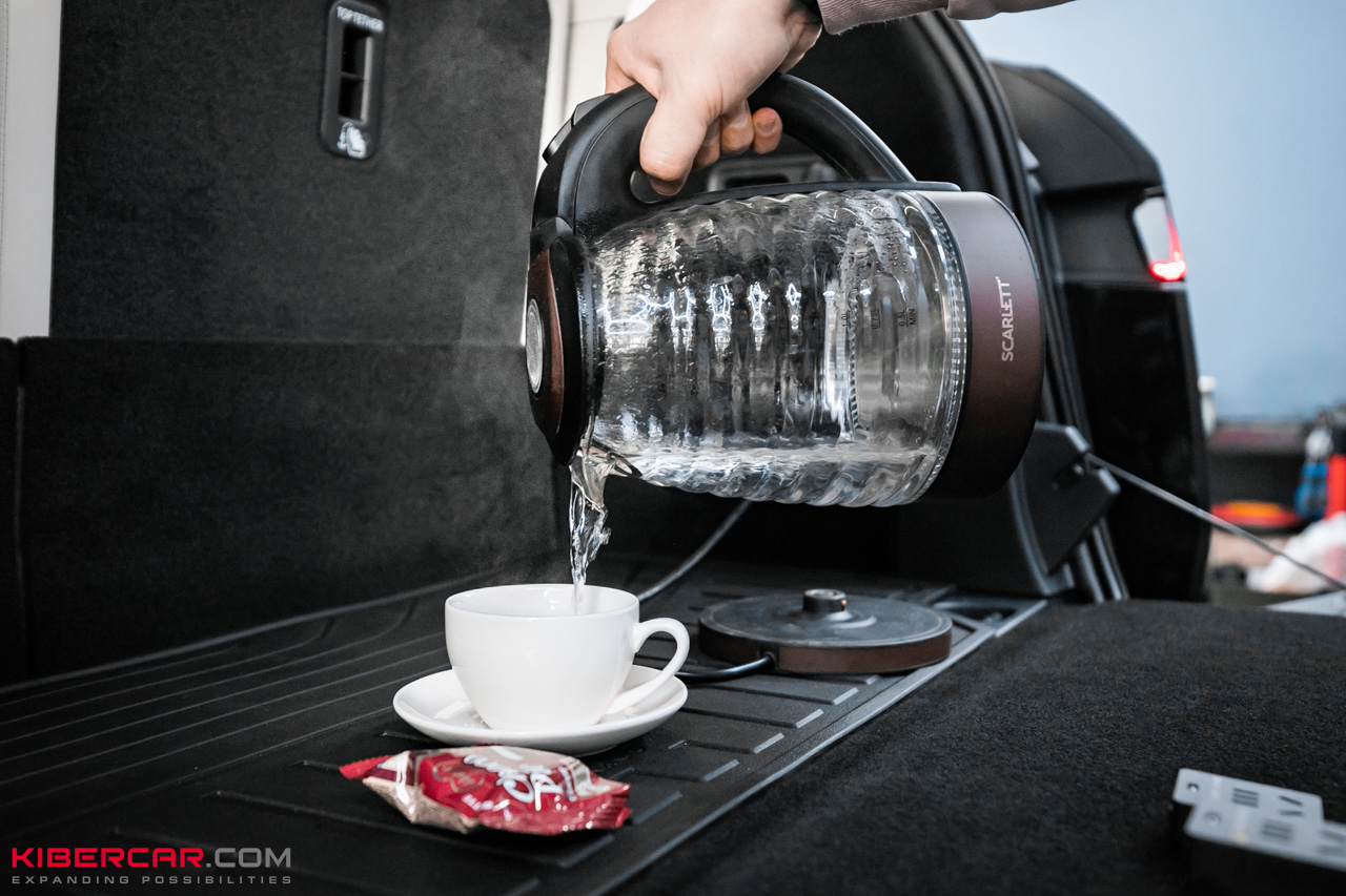 Розетки 220V в Lynk & Co 900