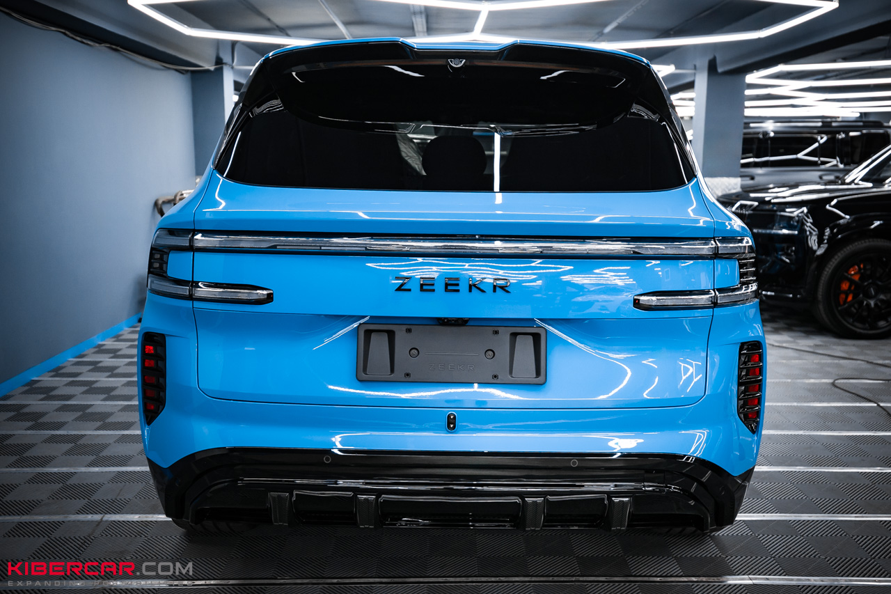 Zeekr 8X вид сзади с блеском кузова после оклейки полиуретановой пленкой в КИБЕРКАР