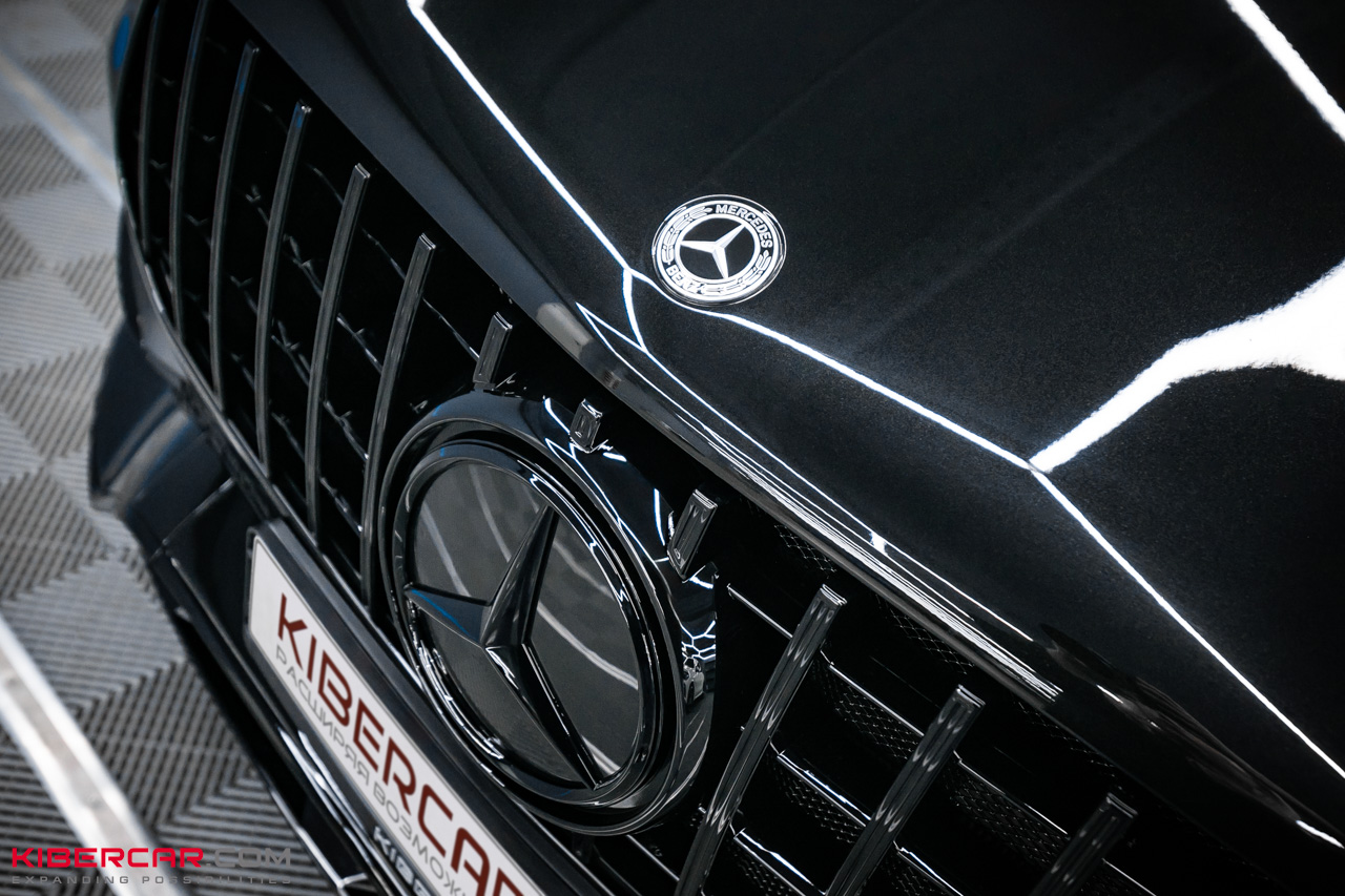 Черная эмблема Mercedes-Benz на решетке AMG