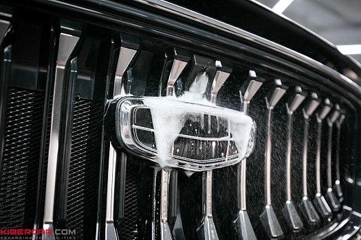 Geely Monjaro: установка омывателя бренда Parklogix для передней парковочной камеры