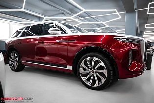 Оклейка цветной полиуретановой пленкой на Hongqi E-HS9: акцент на характер и защита кузова