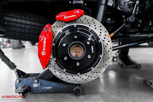 Полный апгрейд тормозов Toyota LC300: суппорты Brembo, диски StopFlex и армированные шланги