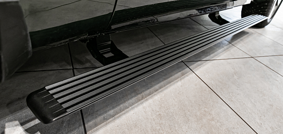 Genesis GV80: электрические выдвижные пороги SmartGear