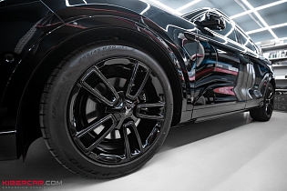 Покраска суппортов на Voyah Free в черный цвет с фирменной надписью