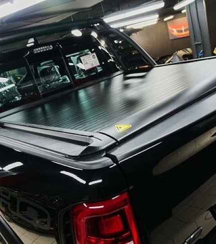 Электрическая крышка кузова и дуга Rambar с установкой на Dodge RAM