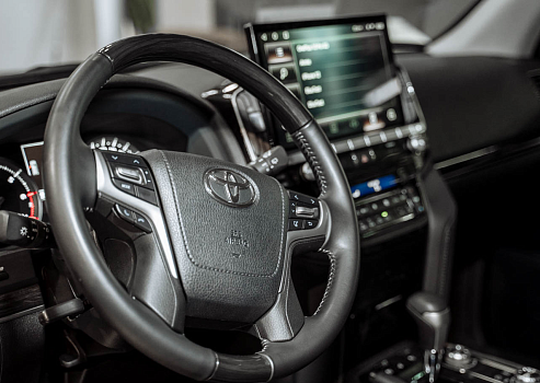 Toyota Land Cruiser 200: перешив салона из коричневого в черный