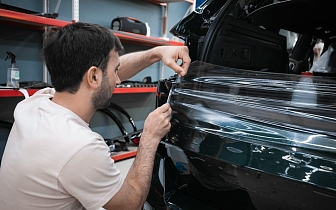 Оклейка BMW X5 глянцевой полиуретановой пленкой