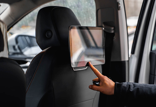 Volkswagen ID.6: установка мониторов для пассажиров заднего ряда сидений