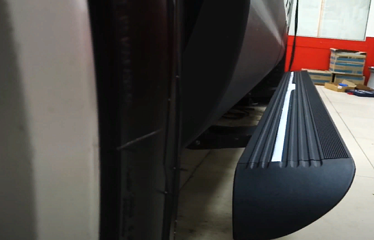 Audi Q7: монтаж выдвижных автоматических порогов SmartGear