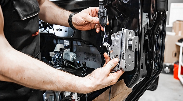 Штатные доводчики дверей SmartGear для Volvo V40