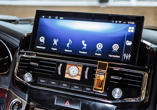 Toyota Land Cruiser 200: установка головного устройства в стиле Lexus