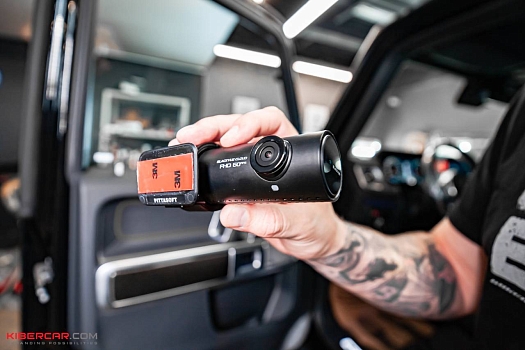 Mercedes-Benz GLS-Класс: установка двухканального видеорегистратора Blackvue и Wi-Fi-роутера