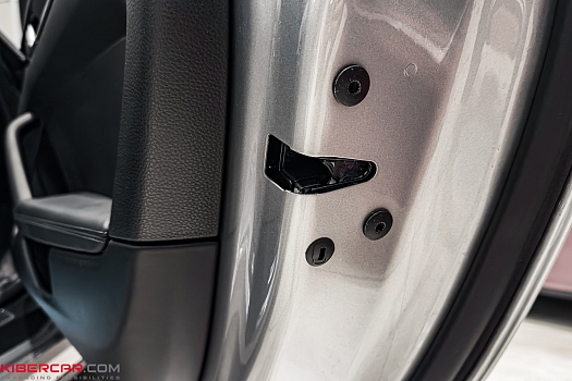 Porsche 911 Carrera: штатные доводчики с пластиной от SmartGear