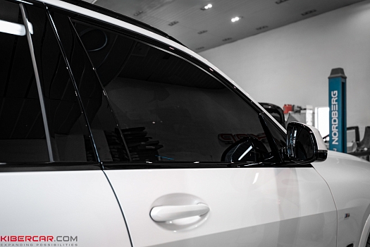 BMW X5: электротонировка стекол от OnGlass