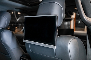 Toyota Land Cruiser 300: мониторы AONE для пассажиров заднего ряда