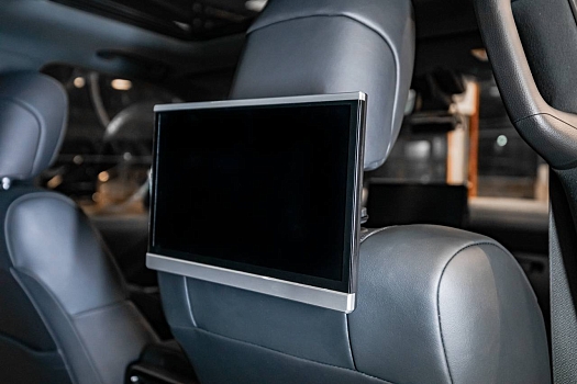 Toyota Land Cruiser 300: мониторы AONE для пассажиров заднего ряда