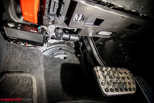 Mercedes-Benz GLC: установка блокиратора педали тормоза