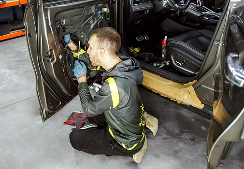 Geely Atlas Pro: установка исключительной шумоизоляции от DETCIBELOV.NET