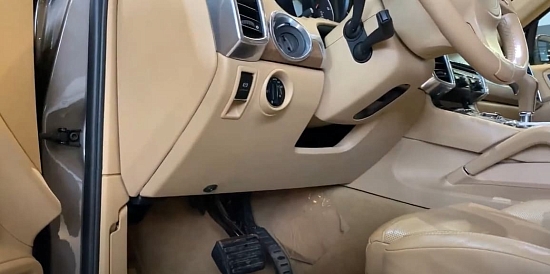 Porsche Cayenne: блокировка педали тормоза