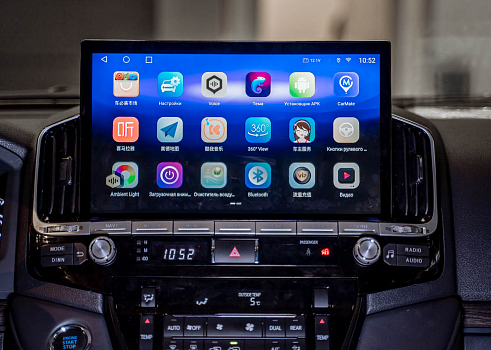 Toyota Land Cruiser 200: новое головное устройство и система кругового обзора 360