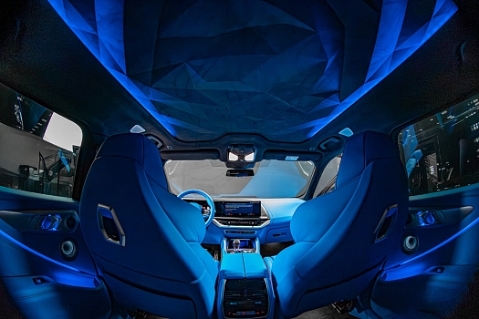 BMW XM 2023: перешив салона из штатного черного в синий