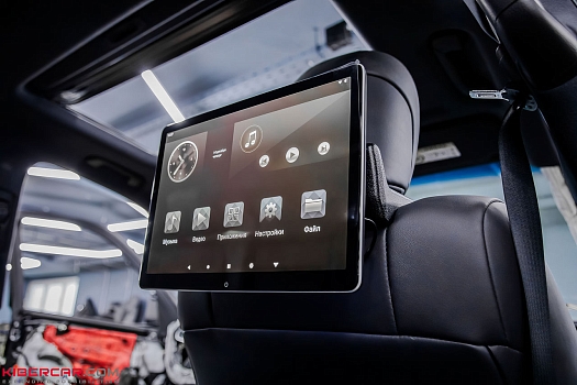 Toyota LC 300: мониторы для пассажиров заднего ряда 